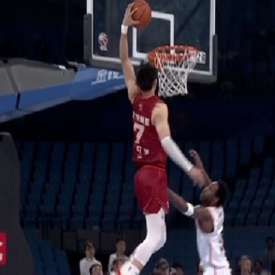 CBA Fans Chant "Yi Jianlian" to Distract; Chen Yingjun's 18 Points and 12 Assists Propel Beijing to Win Over Guangdong