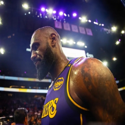 LeBron Posts a Rare -17 as Durant Leads Suns with Stellar Performance