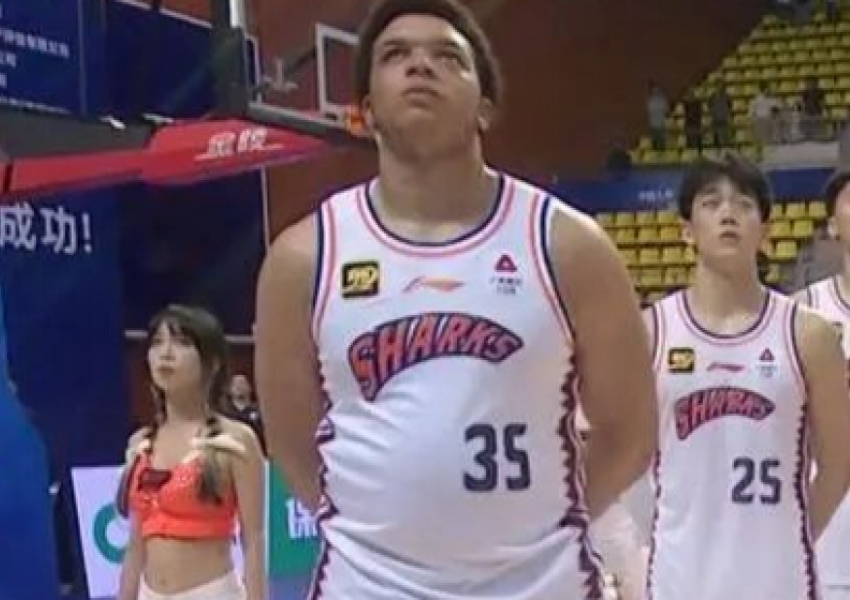 51 Points, 18 Rebounds! Eric Bledsoe Returns to Shanghai, Reunites with Wang Zhelin-1
